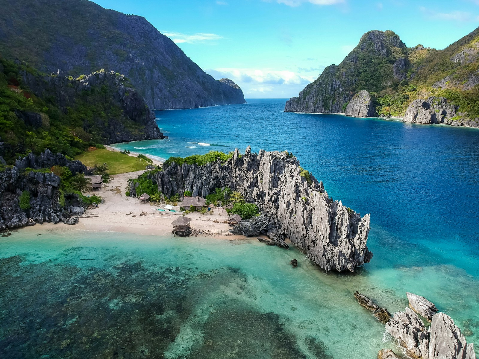 Limestone karst islands and a turquoise lagoon with a small beach at El Nido, Palawan